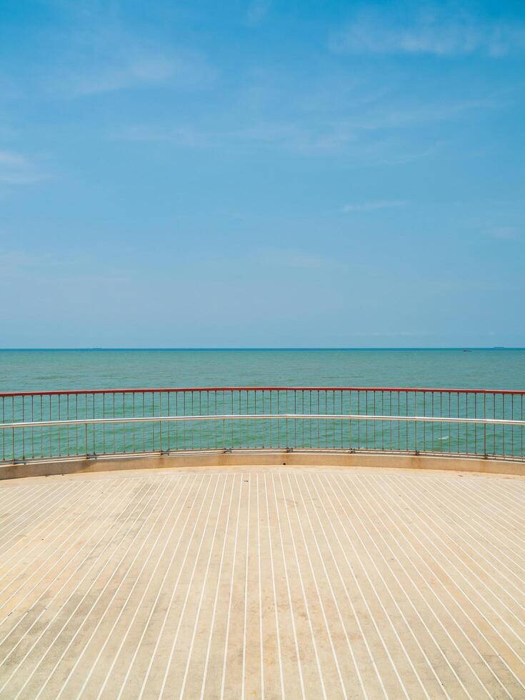 panorama khao sam muk punto de vista paisaje azul mar y cielo nube azul fondo mañana día mirar calma verano naturaleza tropical mar hermoso océano agua viajar bangsaen beachat tailandia chonburi horizonte foto