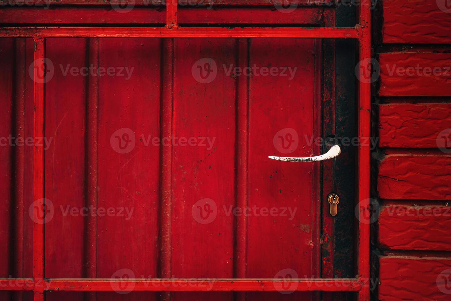 antiguo rojo metálico puerta con desgastado encargarse de foto