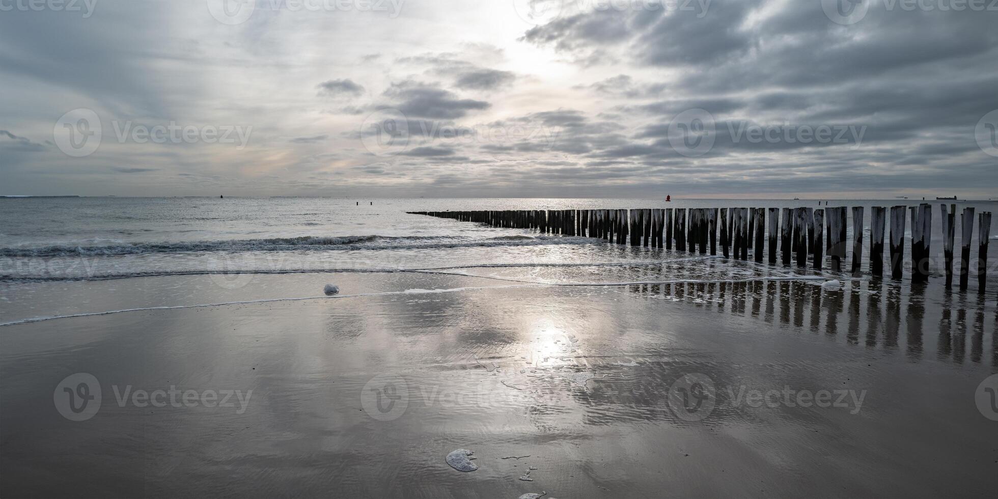 panorama ver norte mar costa, melancólico puesta de sol detrás lluvia nubes foto