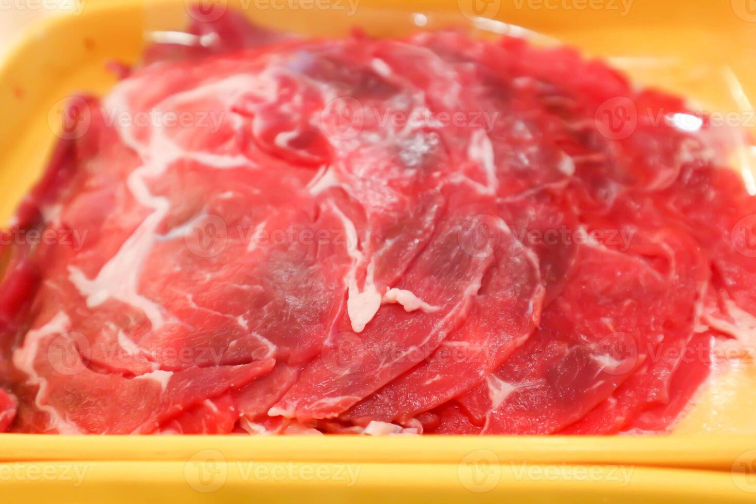 crudo carne de vaca , rebanado carne de vaca o carne de vaca para cocinar foto