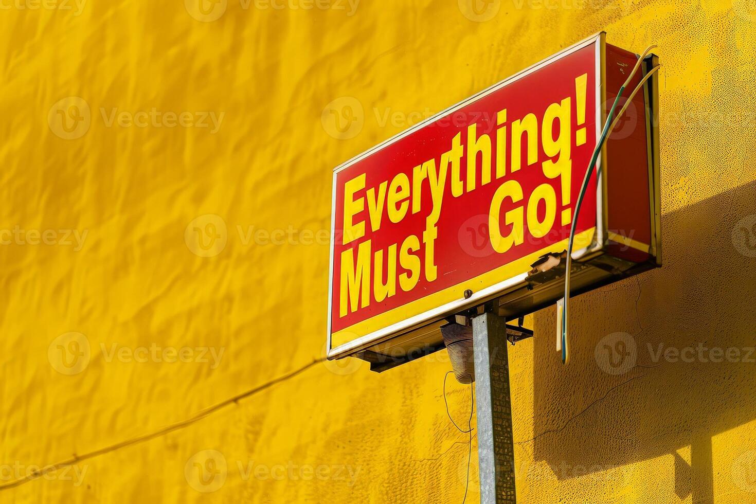 ai generado un vibrante rojo firmar con el palabras todo debe Vamos soportes fuera en contra un soleado amarillo muro, indicando un despeje o rebaja evento. foto