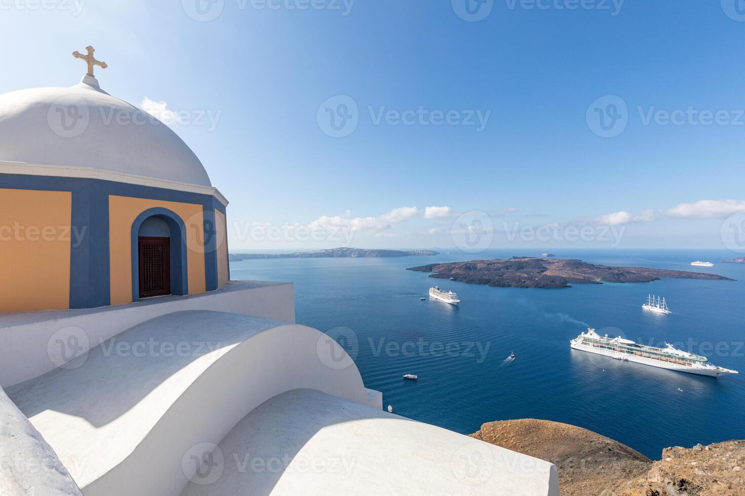 hermoso campanario de la iglesia griega. isla de santorini, grecia, europa. concepto de fondo de vacaciones de lujo, concepto de viaje. lugares famosos, paisaje mediterráneo, vacaciones de verano y vacaciones. foto