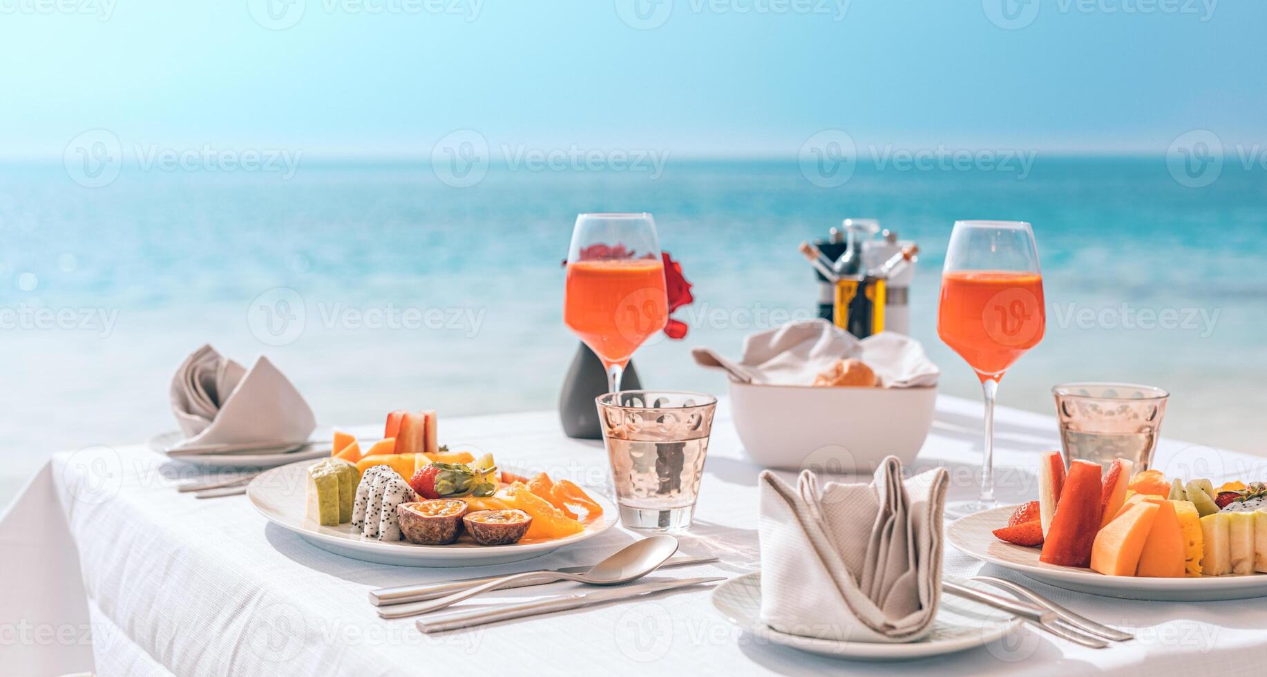 desayuno fresco en un hermoso lugar con vistas al mar. vacaciones de verano de lujo o destino de luna de miel. mesa con deliciosa comida gourmet cerca del mar con horizonte. hermoso entorno de desayuno de verano foto