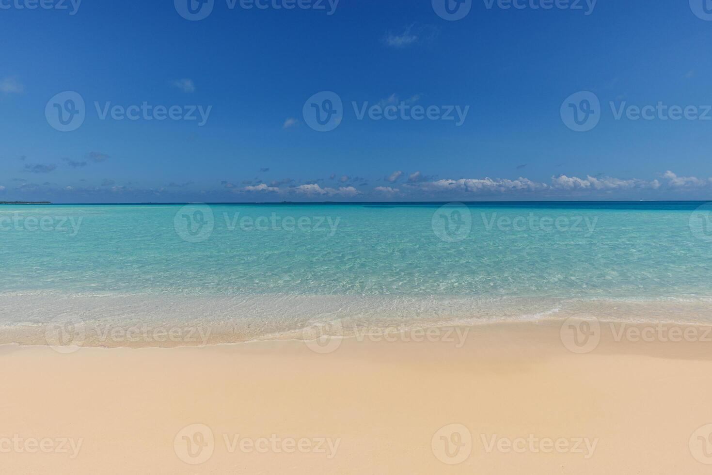 tropical soleado playa vista. calma Brillo Solar y relajante vacío playa escena, azul cielo contento nubes y blanco arena. tranquilo naturaleza apuntalar costa paisaje. playa frente a la playa horizonte marina en luz de sol foto