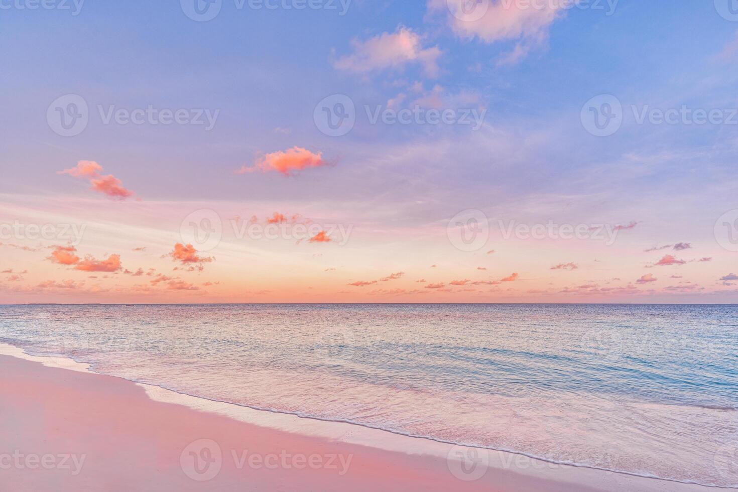 concepto de cielo de arena marina, nubes de colores de puesta de sol, horizonte, banner de fondo horizontal. paisaje natural inspirador, hermosos colores, maravilloso paisaje de playa tropical. puesta de sol en la playa, vacaciones de verano foto