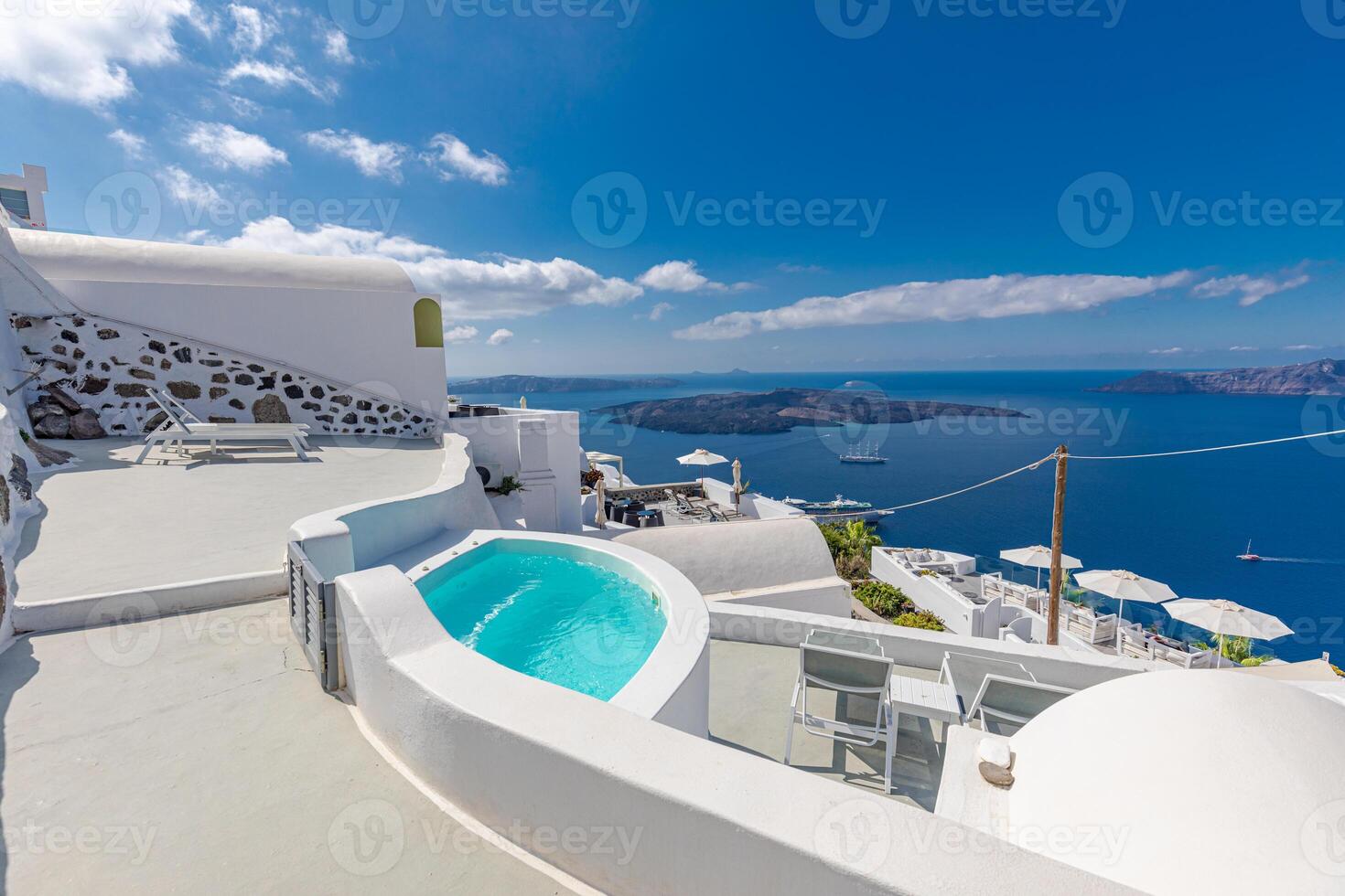 piscina con vistas a la caldera sobre el mar Egeo, santorini, grecia en un caluroso día soleado de verano. vista de la caldera y la piscina en primer plano, típica arquitectura blanca foto