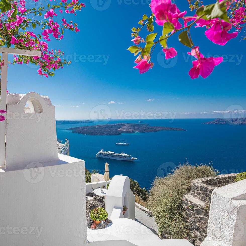 hermoso paisaje panorámico de la isla de santorini, resort de lujo oia y vista al mar azul con arquitectura blanca. destino de viaje famoso, paisajes asombrosos con piscinas y turismo de lujo en europa foto