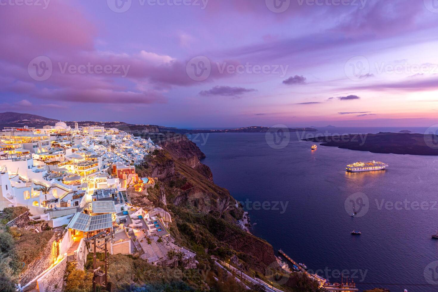 dramático puesta de sol ver de santorini isla. pintoresco primavera verano puesta de sol amanecer en el famoso recurso oia o fira, Grecia, Europa. de viaje concepto antecedentes. hermosa puesta de sol vacaciones paisaje foto