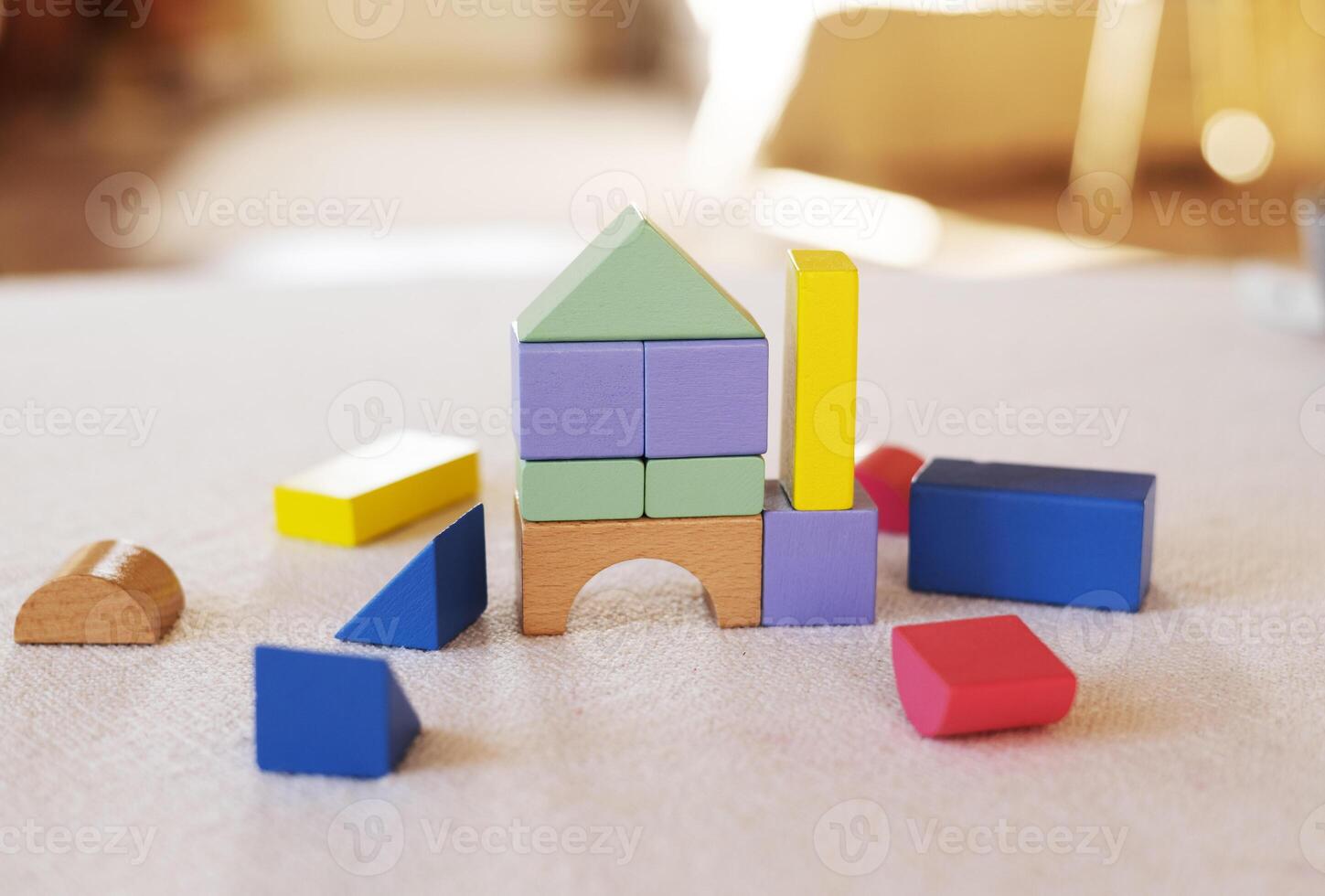vistoso de madera bloques en hogar mesa. creatividad juguetes niños edificio bloques geométrico formas - círculo, triángulo, cuadrado, rectángulo. el concepto de lógico pensamiento. foto