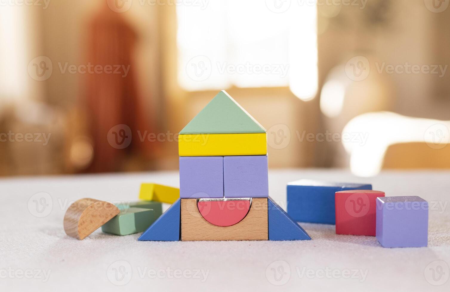 vistoso de madera bloques en hogar mesa. creatividad juguetes niños edificio bloques geométrico formas - círculo, triángulo, cuadrado, rectángulo. el concepto de lógico pensamiento. foto