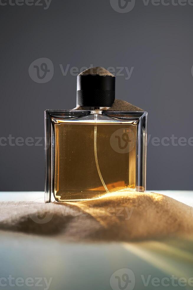 un botella de perfume en un antecedentes de arena. foto