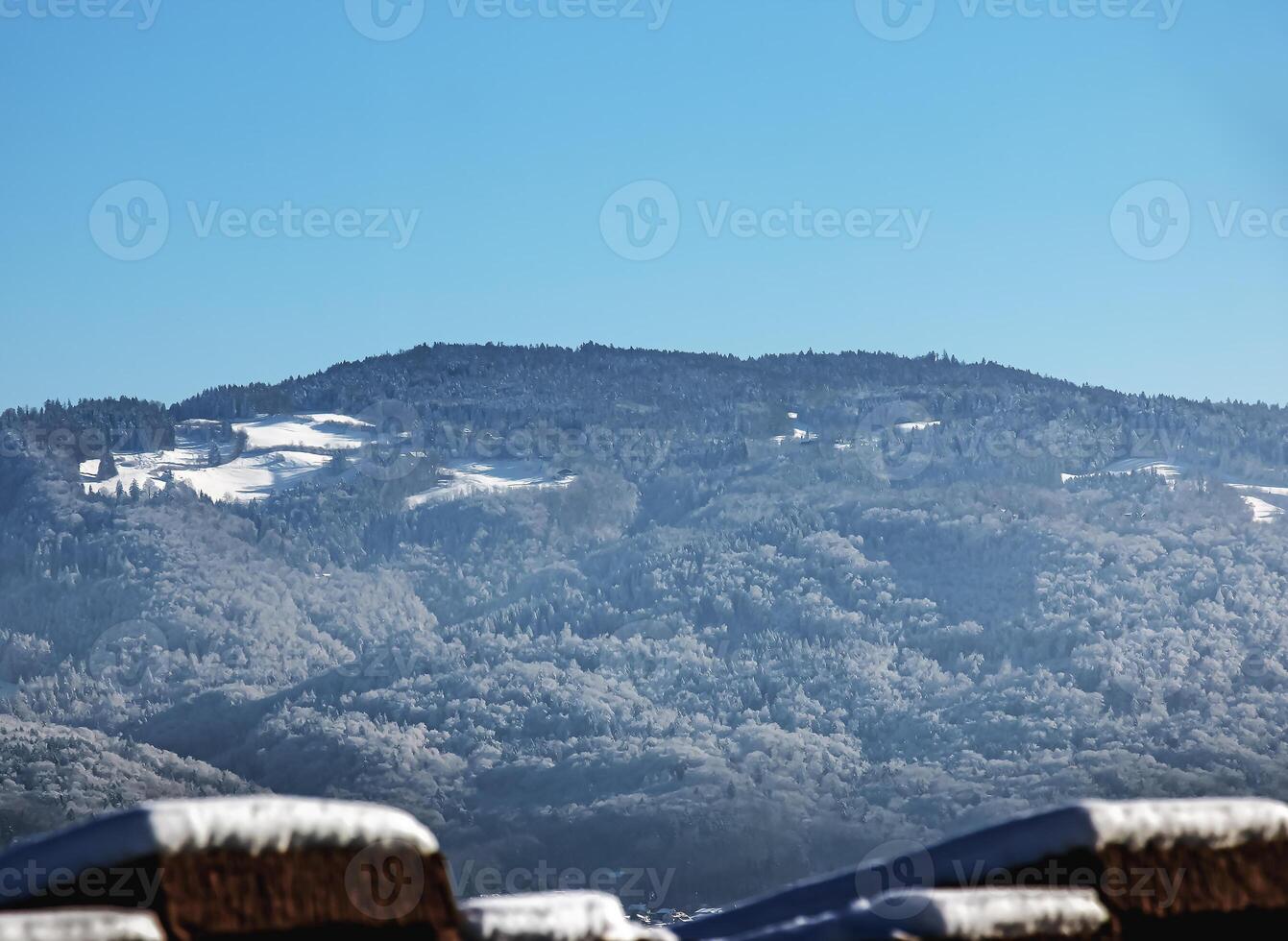 invierno en el Alpes. hermosa ver de el montaña rangos en Salsburgo en Austria. foto