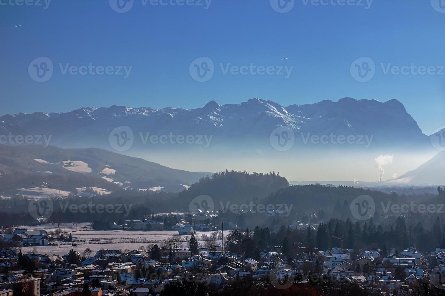 invierno en el Alpes. hermosa ver de el montaña rangos en Salsburgo en Austria. foto