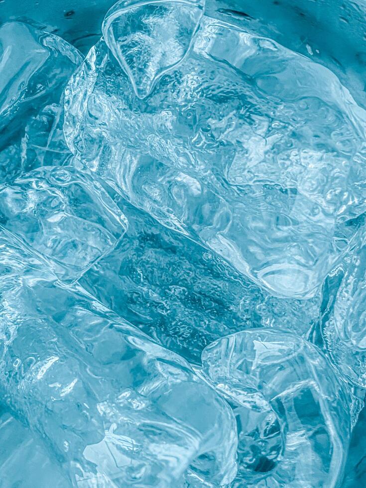 hielo cubitos fondo, hielo cubo textura, hielo fondo de pantalla eso hace yo sensación Fresco y sensación bien. en el verano, hielo y frío bebidas será hacer nosotros sensación relajado, hecho para bebida o refresco negocio. foto