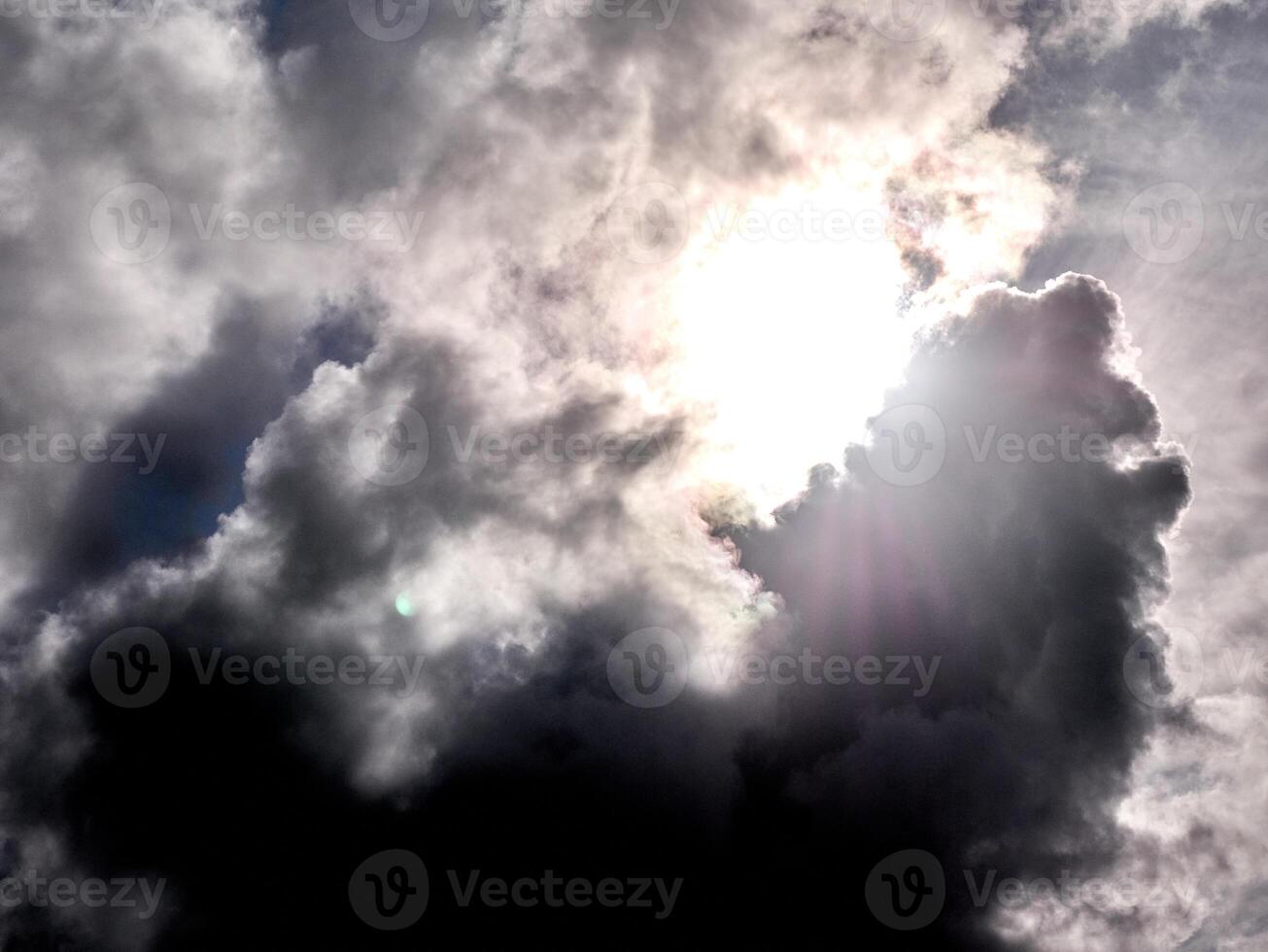 blanco mullido nubes en el profundo azul cielo. cielo antecedentes foto