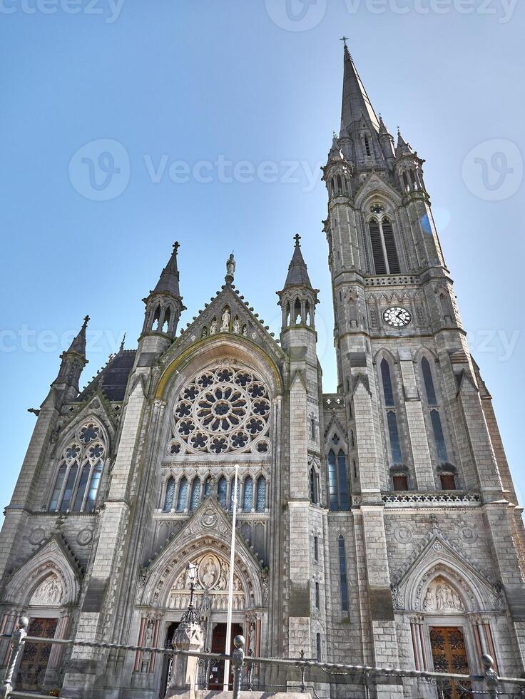 antiguo católico catedral edificio en Irlanda. cristiano iglesia, antiguo gótico arquitectura foto