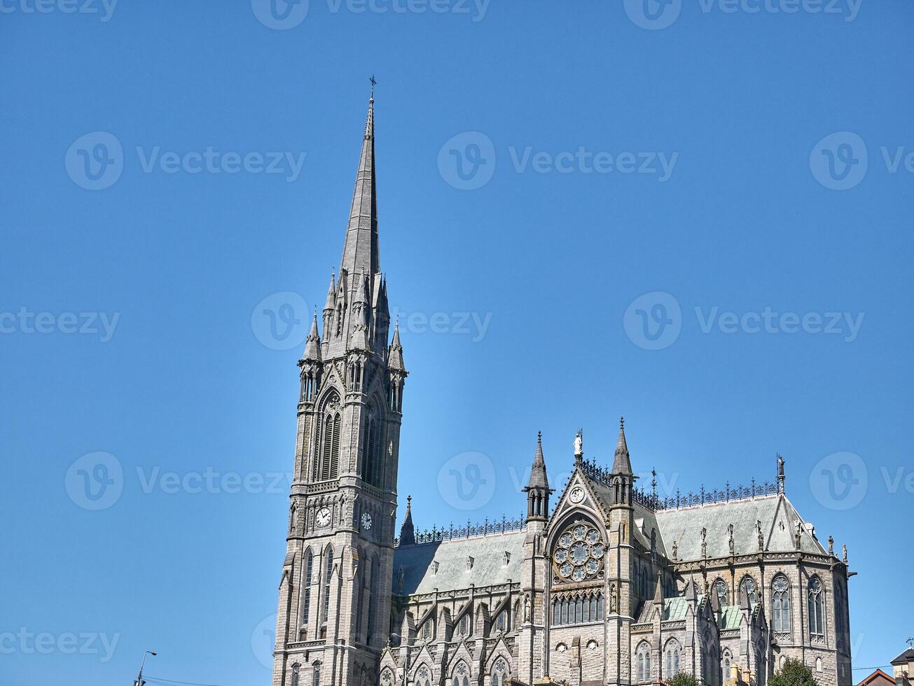 antiguo católico catedral edificio en Irlanda. cristiano iglesia, antiguo gótico arquitectura foto