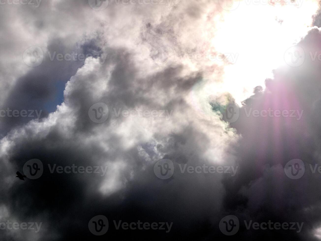 blanco mullido nubes en el profundo azul cielo. cielo antecedentes foto