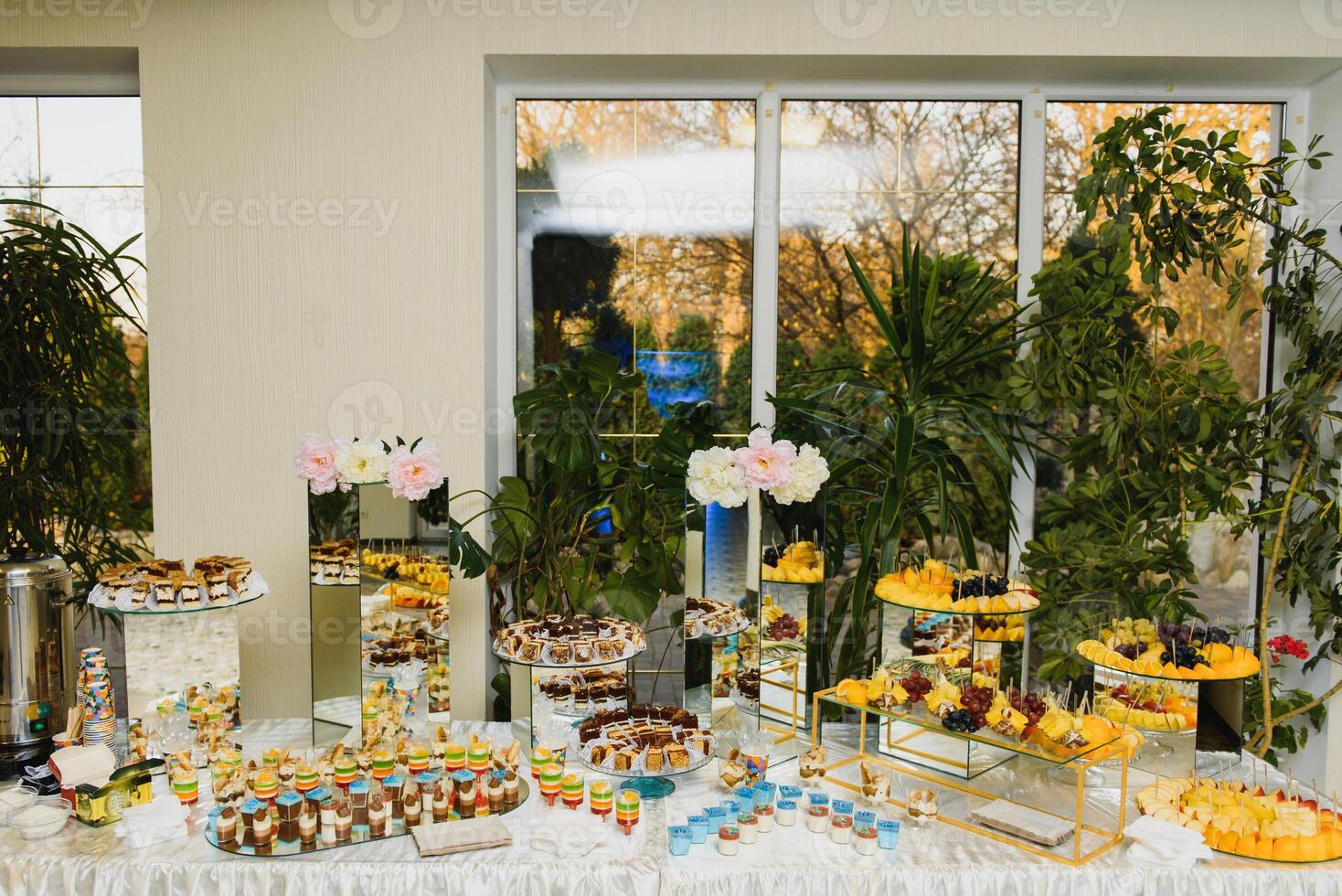 postres con frutas, mousse, galletas. diferente tipos de dulce pasteles, pequeño vistoso dulce pasteles, macarrón, y otro postres en el dulce bufé. caramelo bar para cumpleaños foto