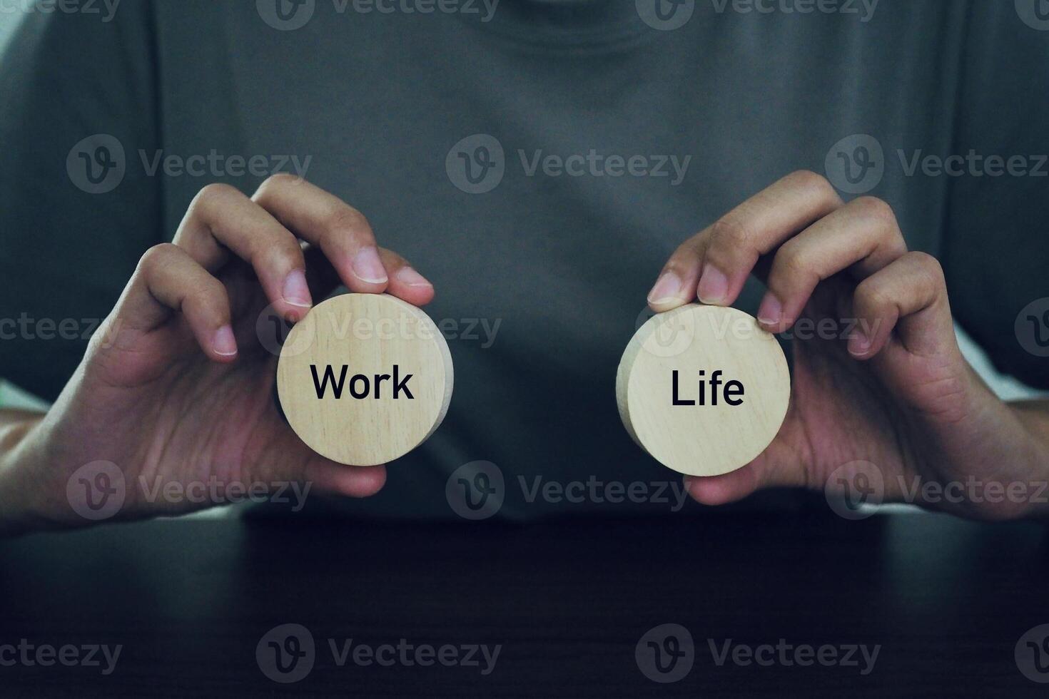 un mujer sostiene un circulo de de madera bloques demostración el palabras equilibrar Entre vida y trabajar. foto