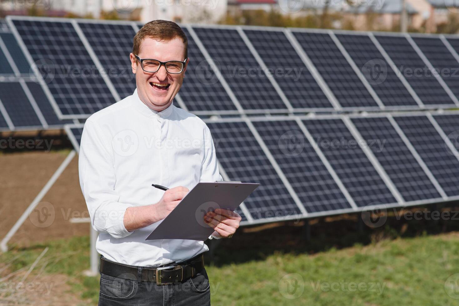 ingeniero. hombre cerca solar panel. trabajador con un carpeta. foto