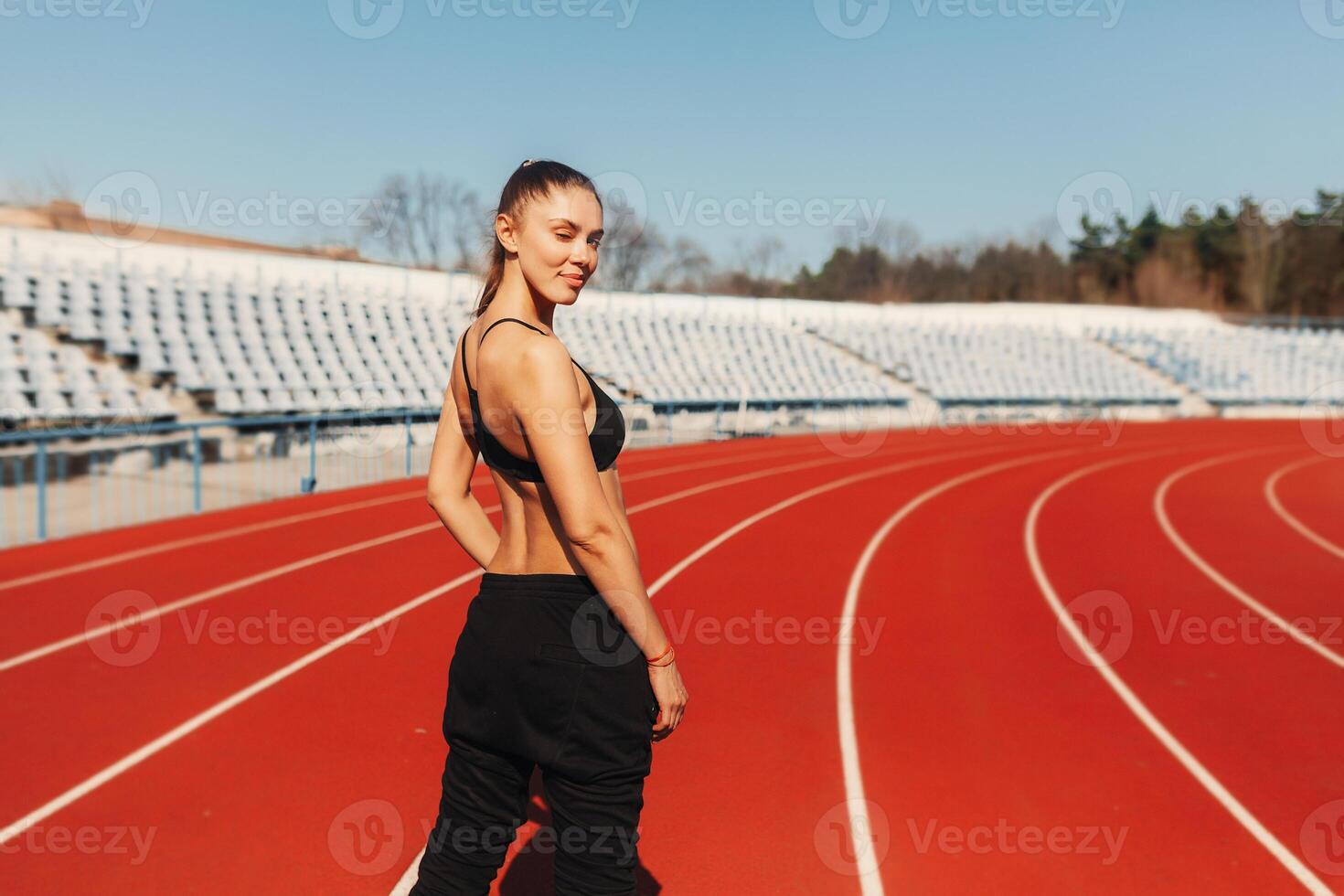 Mira bueno y sensación excelente. visto desde detrás sano mujer persona que practica jogging en deporte estilo ropa en el estadio en el Mañana corriendo foto