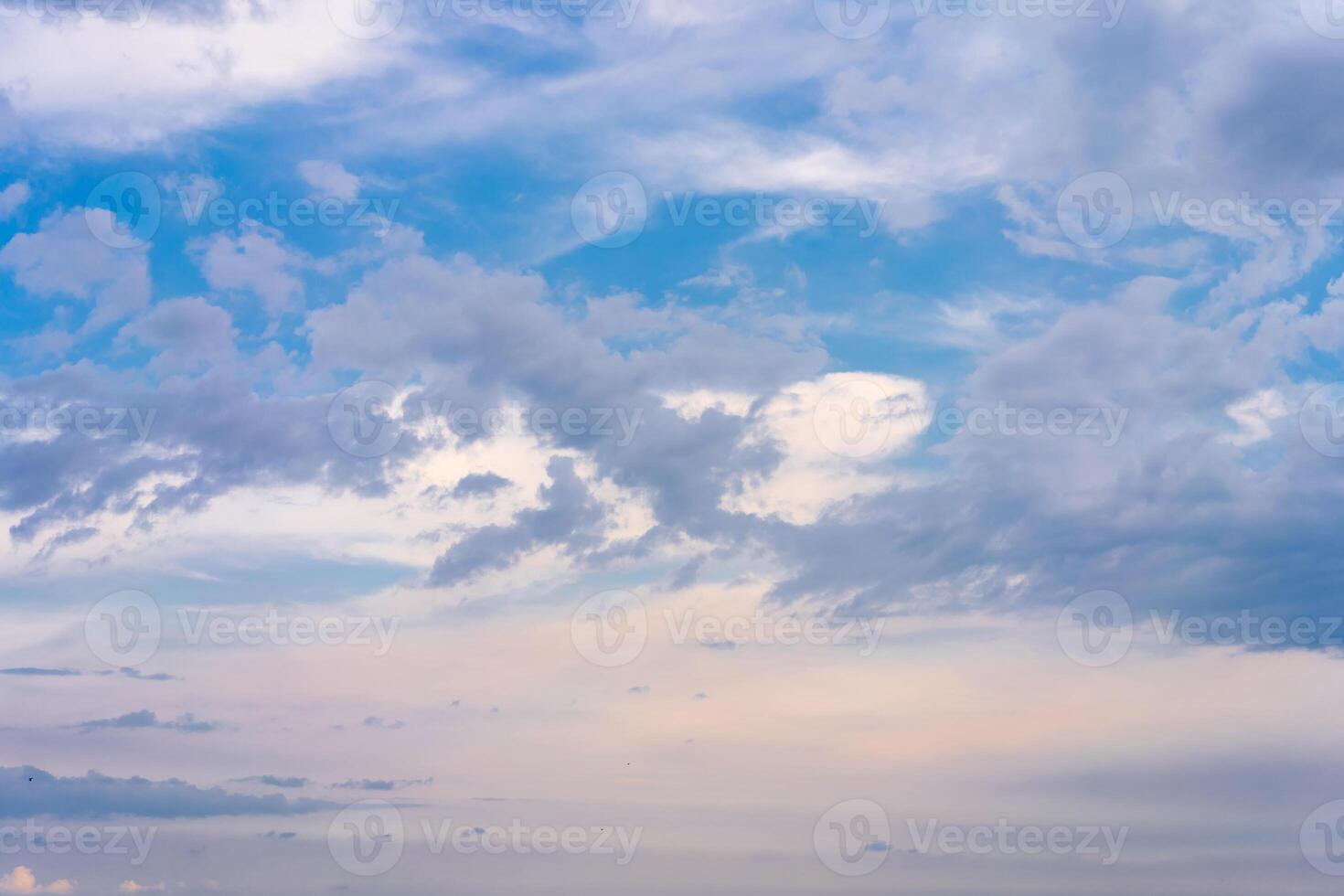 Dramatic cloud sky background Heawy rainy clouds Beautiful cloudscape photo