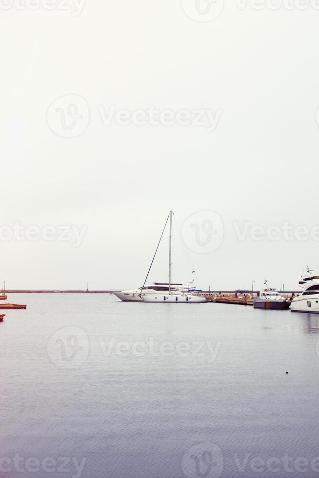 yates de lujo estacionados en una bahía en el mar foto