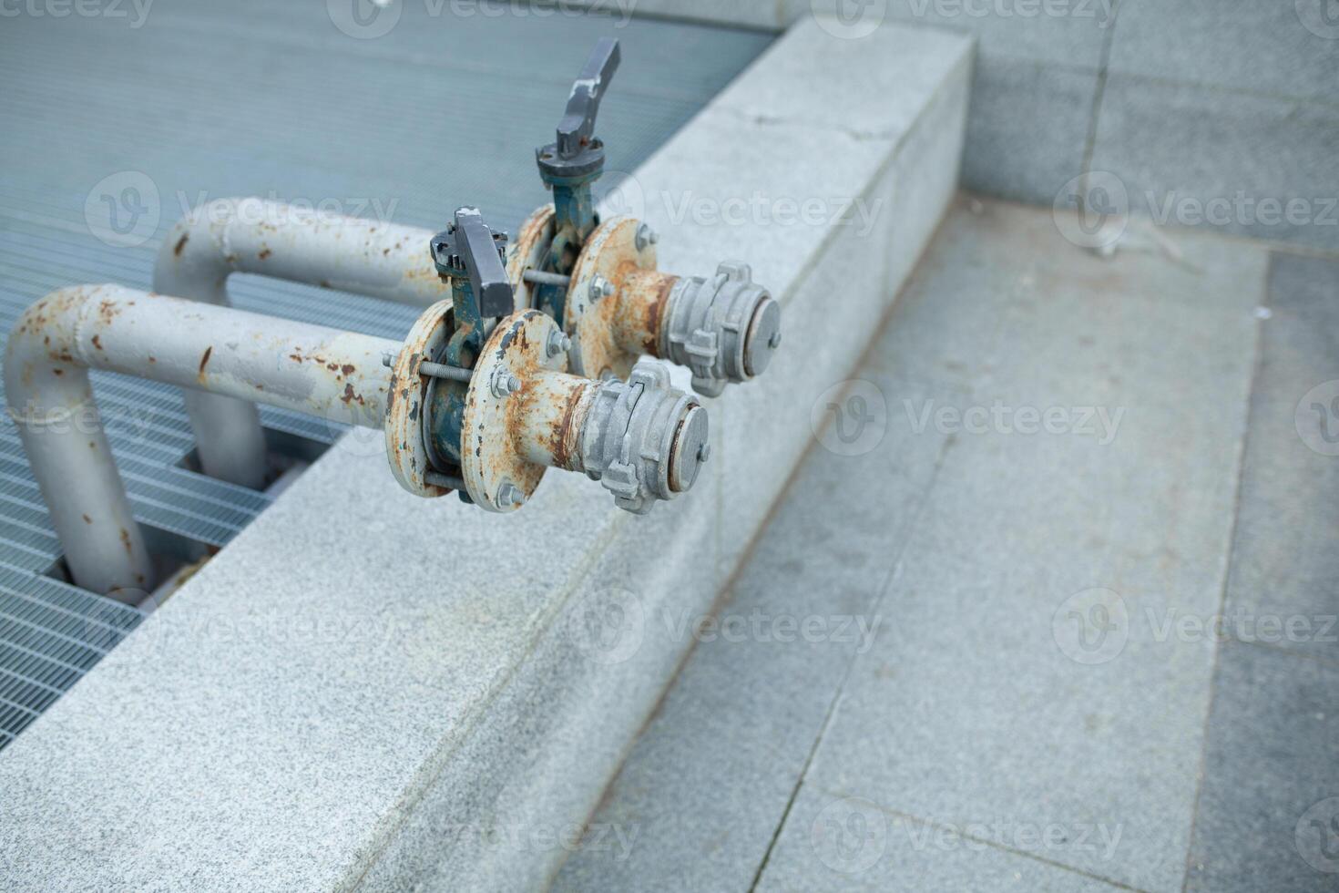 al aire libre principal agua cerrar apagado válvula sistema componer de latón plomería portón foto