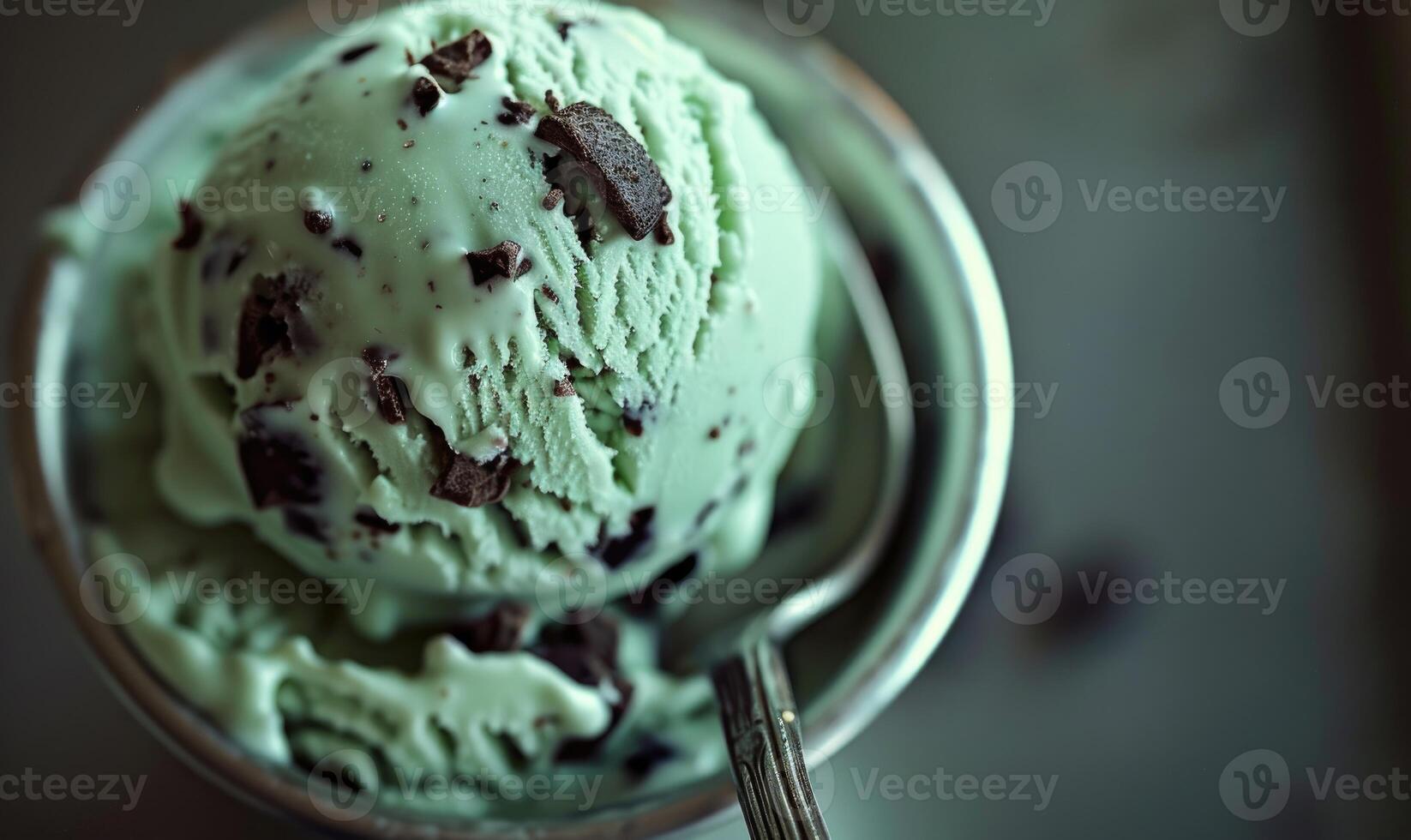 ai generado menta chocolate chip hielo crema cucharón, de cerca foto