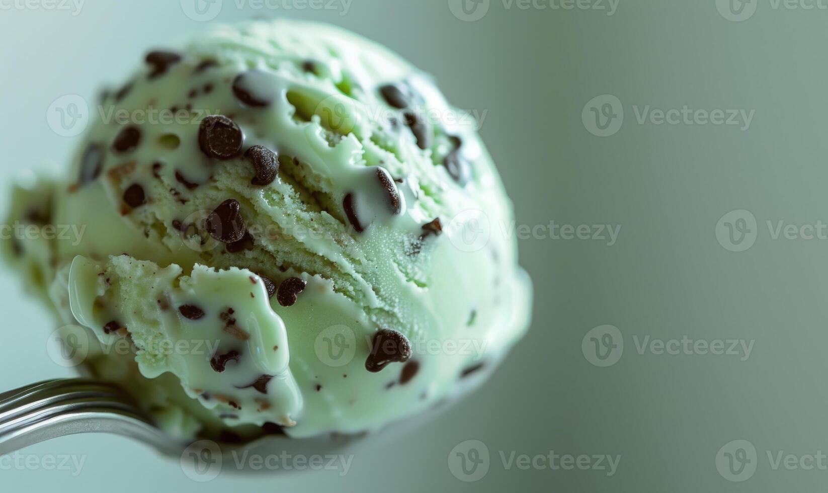 ai generado menta chocolate chip hielo crema cucharón, de cerca foto