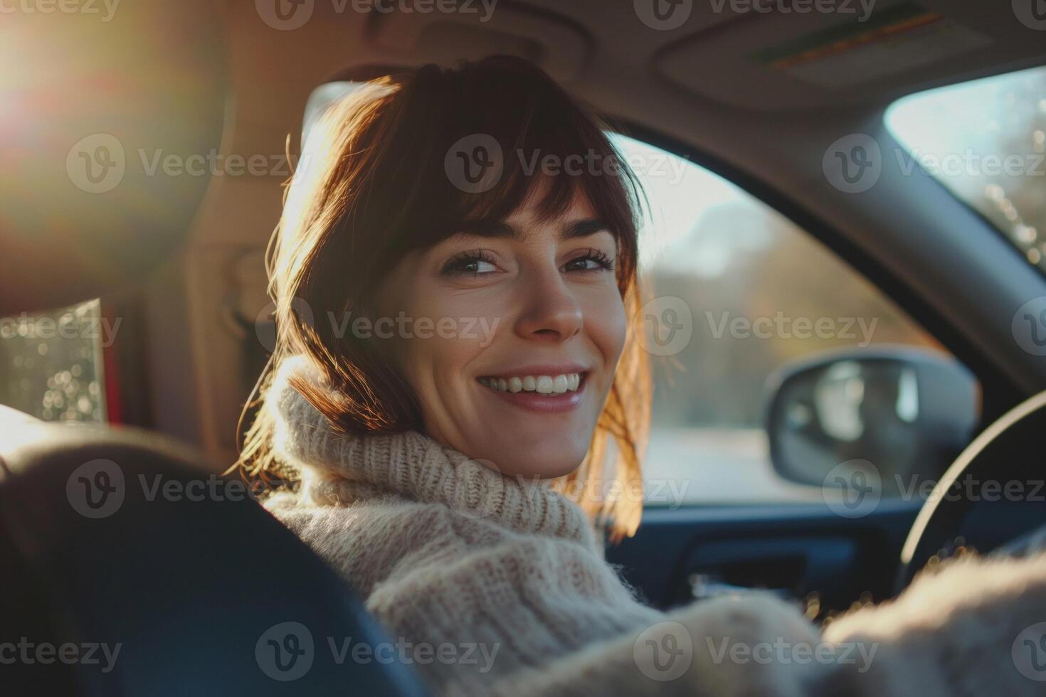 ai generado sonriente mujer disfrutando un soleado coche paseo foto