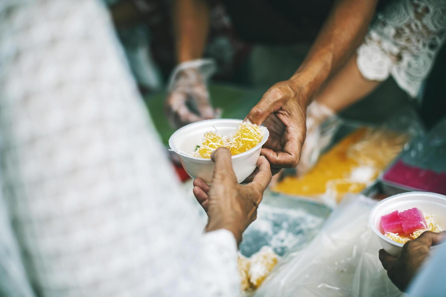 el concepto de humanitario asistencia compartiendo comida a el pobre foto