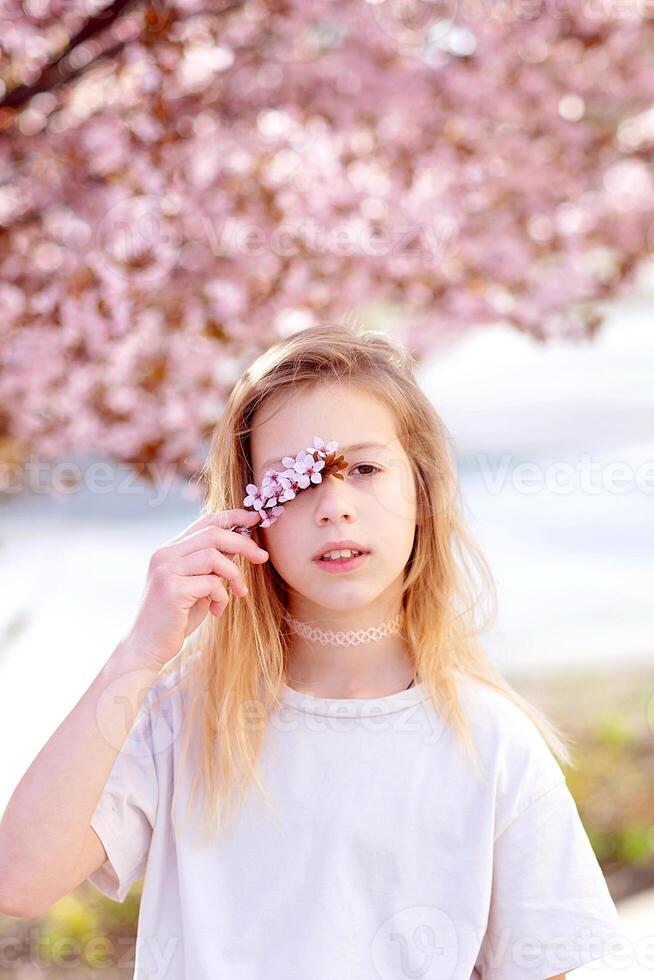 joven mujer viajero mirando Cereza flores o sakura flor floreciente foto