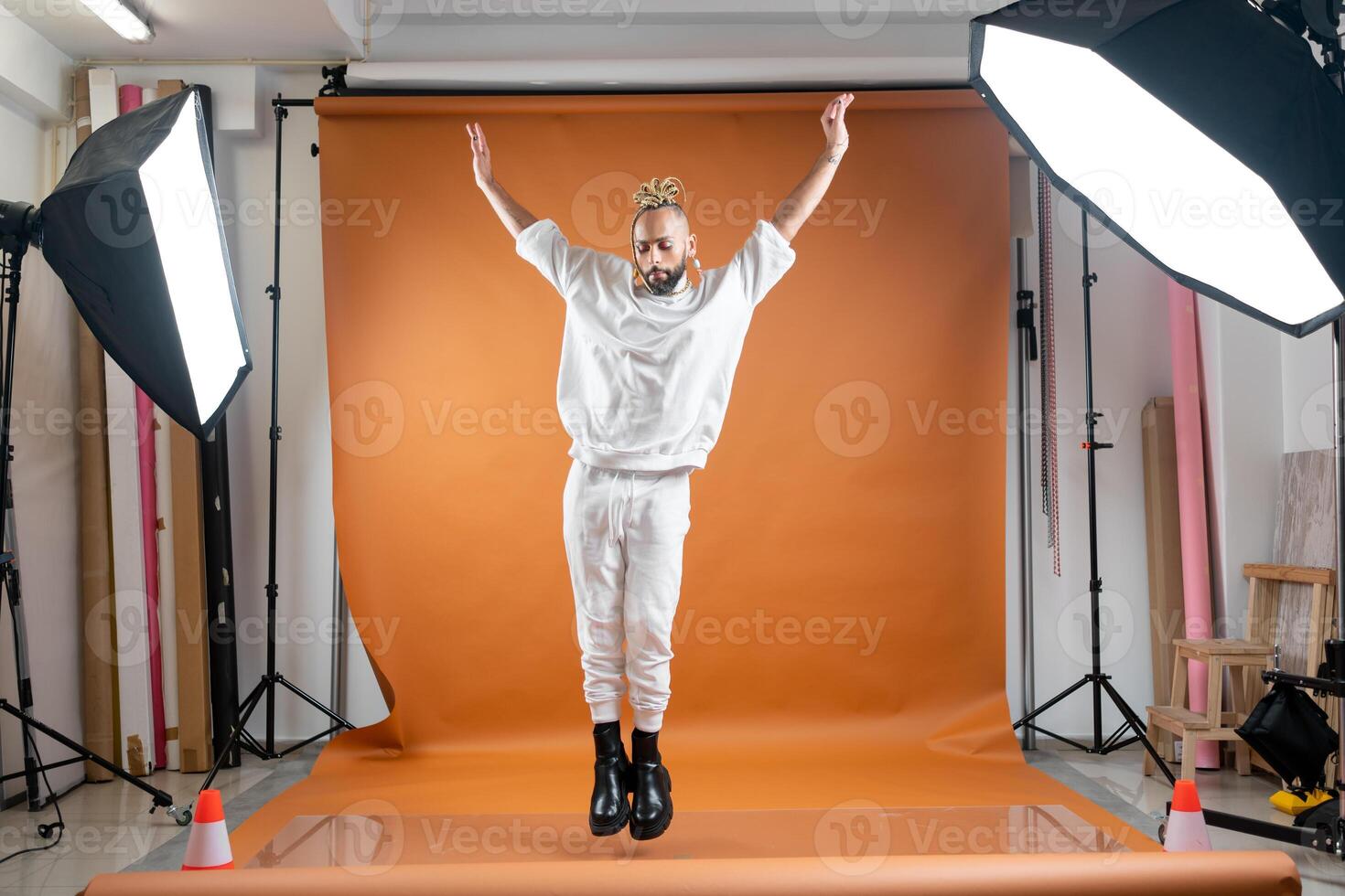 gay hombre bailando en foto estudio