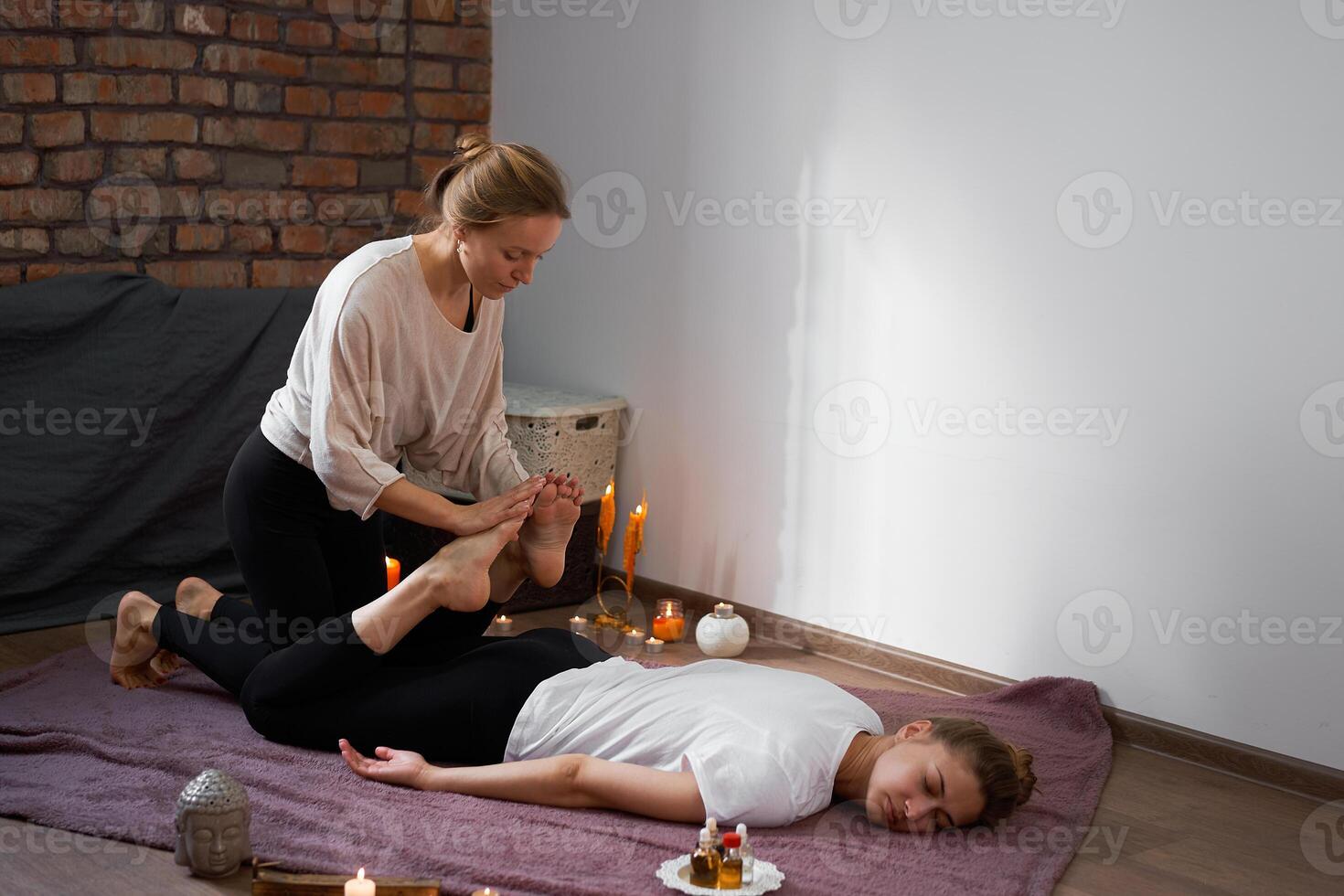 relajarse y disfrutar en spa salón, consiguiendo tailandés masaje por profesional masajista. foto