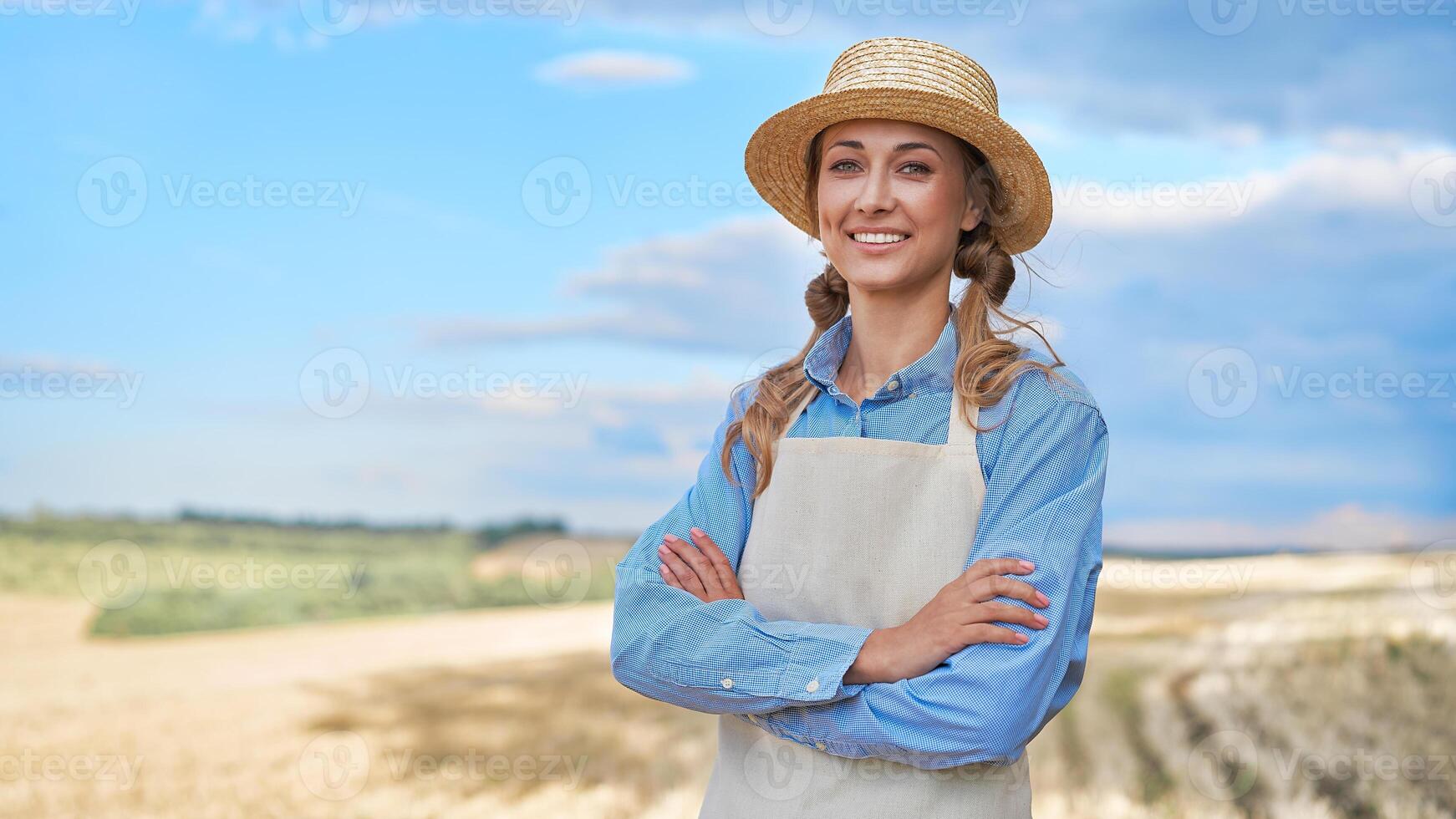 mujer granjero Paja sombrero delantal en pie tierras de cultivo sonriente hembra agrónomo especialista agricultura agronegocios contento positivo caucásico trabajador agrícola campo foto