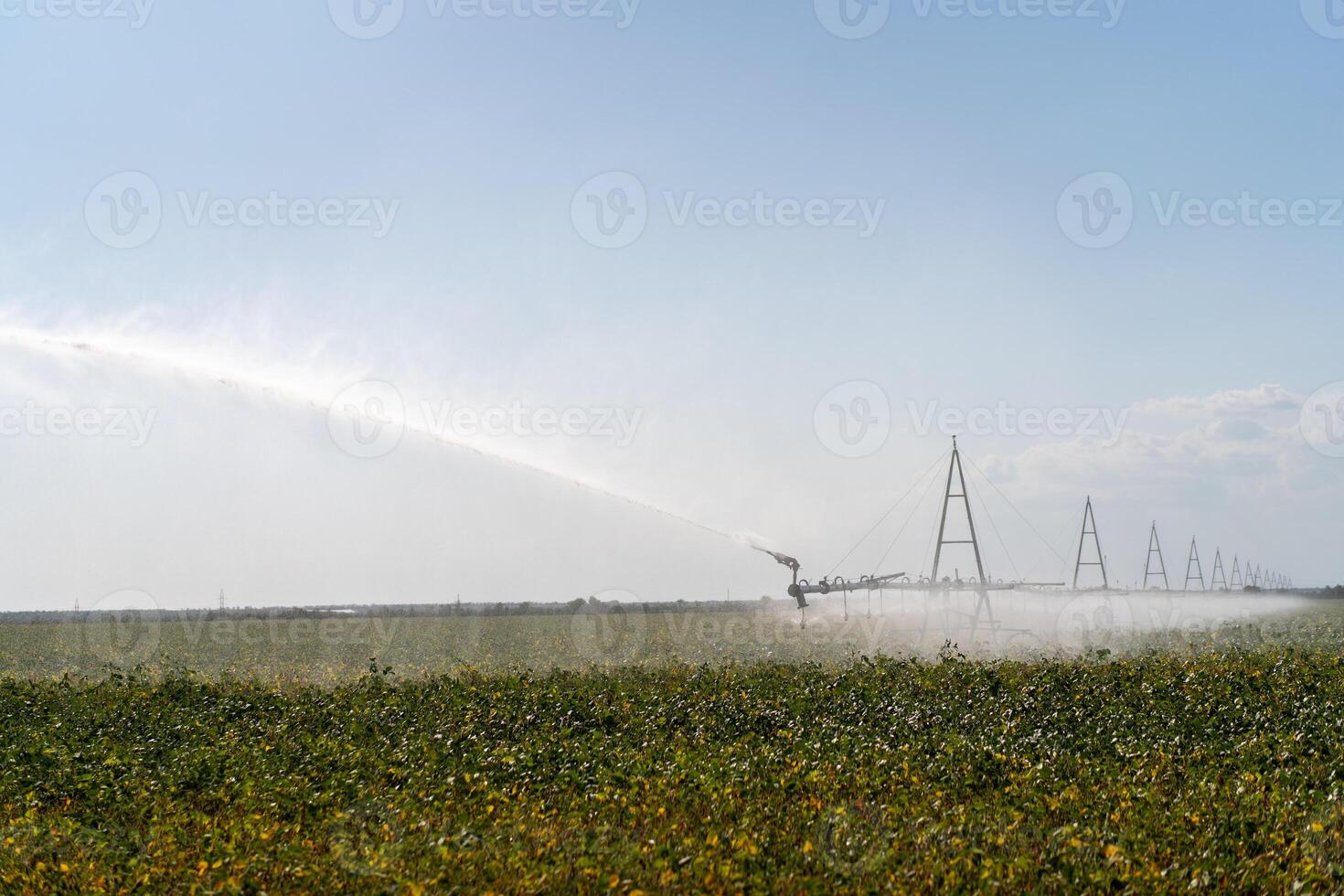 irrigación sistema riego cultivos en granja campo. foto