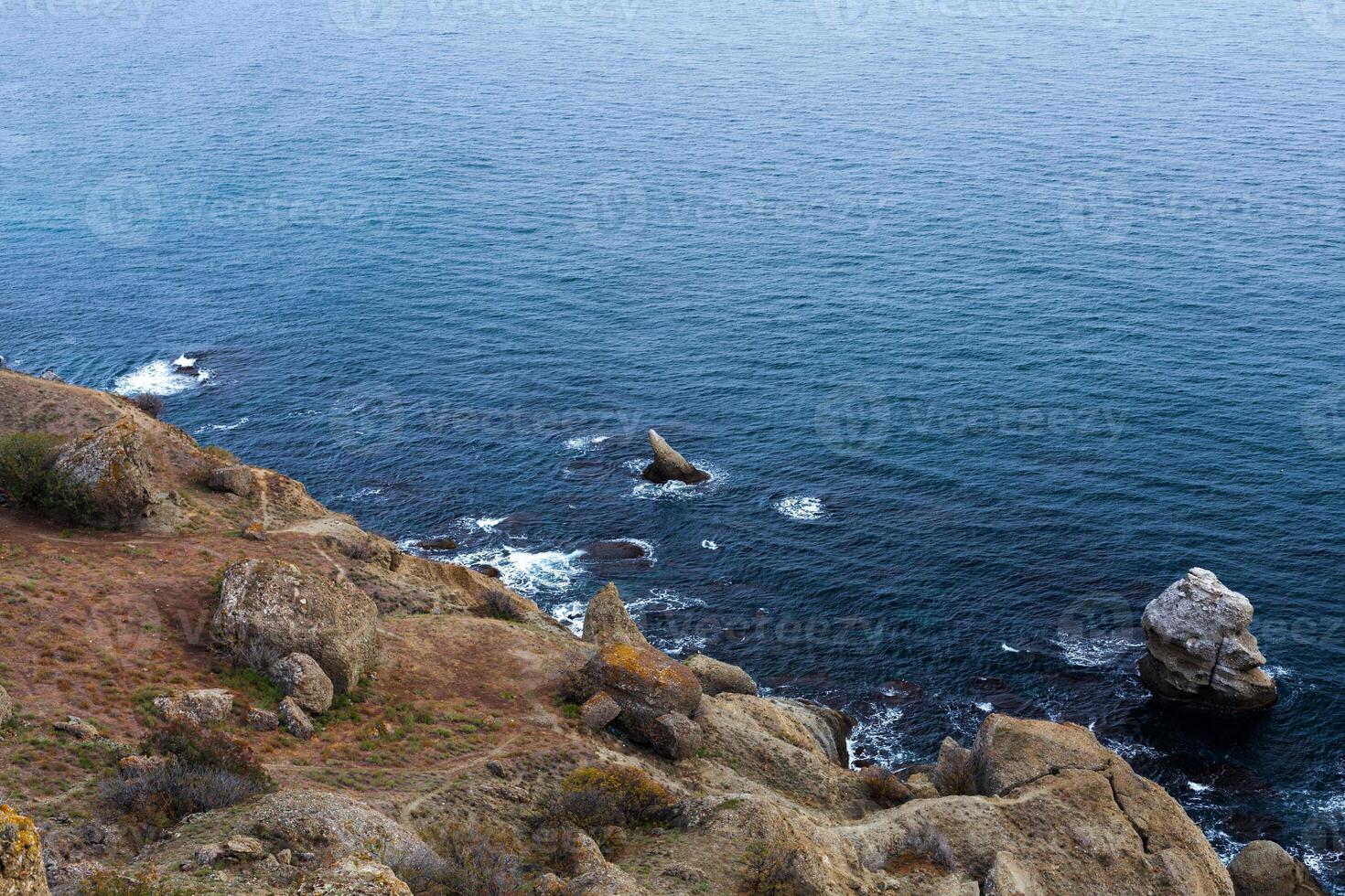 mar acantilado en frente de hermosa azul agua foto