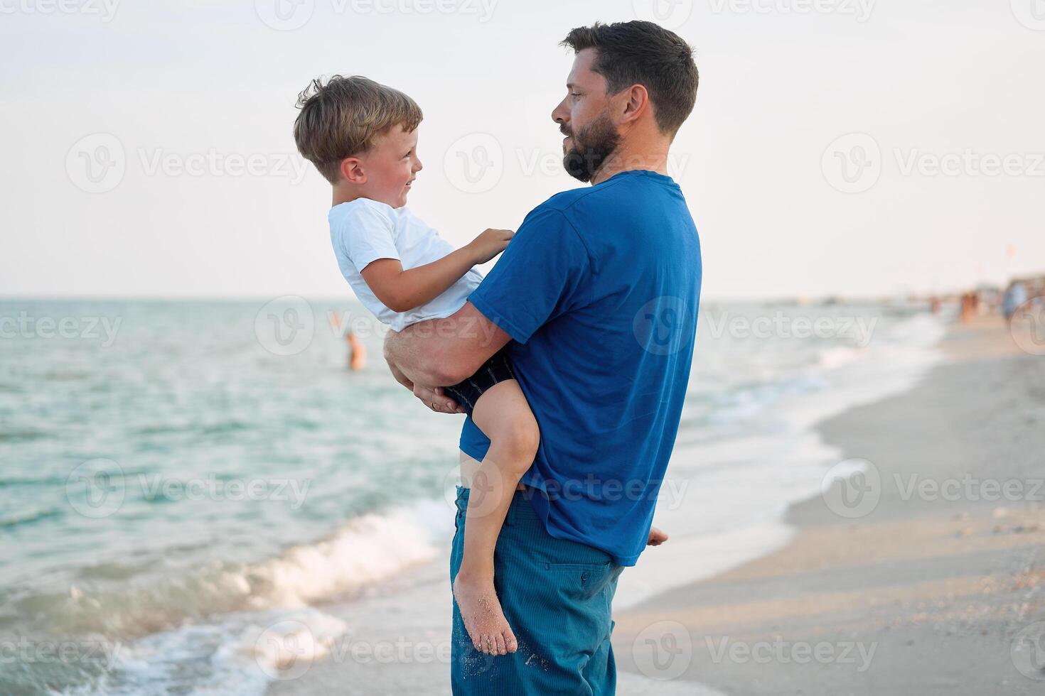 padre hijo gasto hora juntos mar vacaciones joven papá niño pequeño chico caminando playa foto