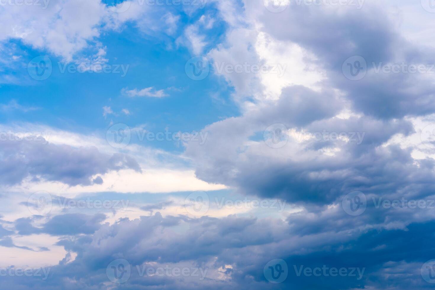 Dramatic cloud sky background Heawy rainy clouds Beautiful cloudscape photo