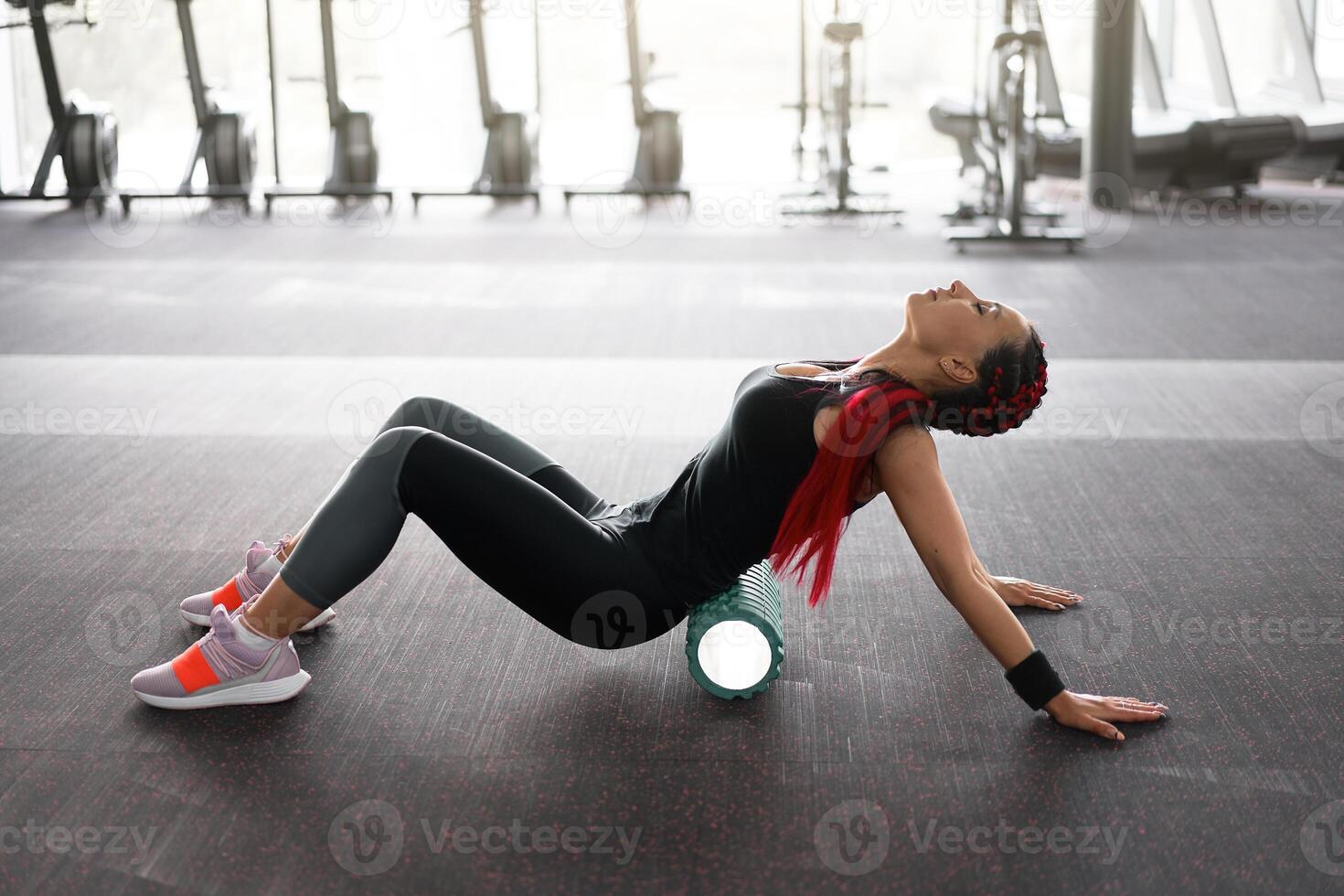 mujer masajear espuma rodar pierna gimnasio miofascial lanzamiento ejercicio laminación, desencadenar puntos foto