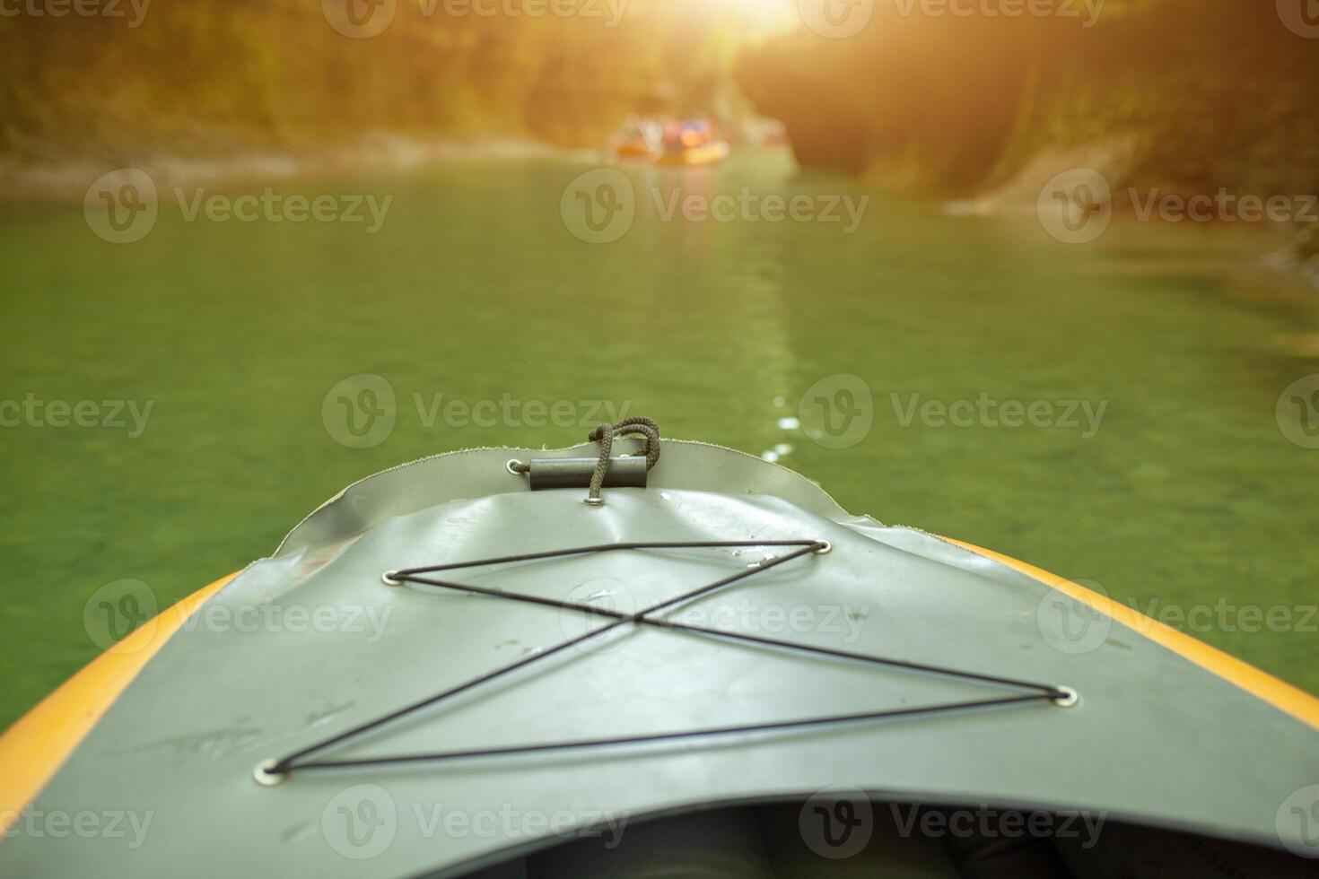 kayak en el río. grupo de personas en un barco navegación a lo largo el río. remeros con remos en un canoa. canotaje en un kayac. ocio. foto