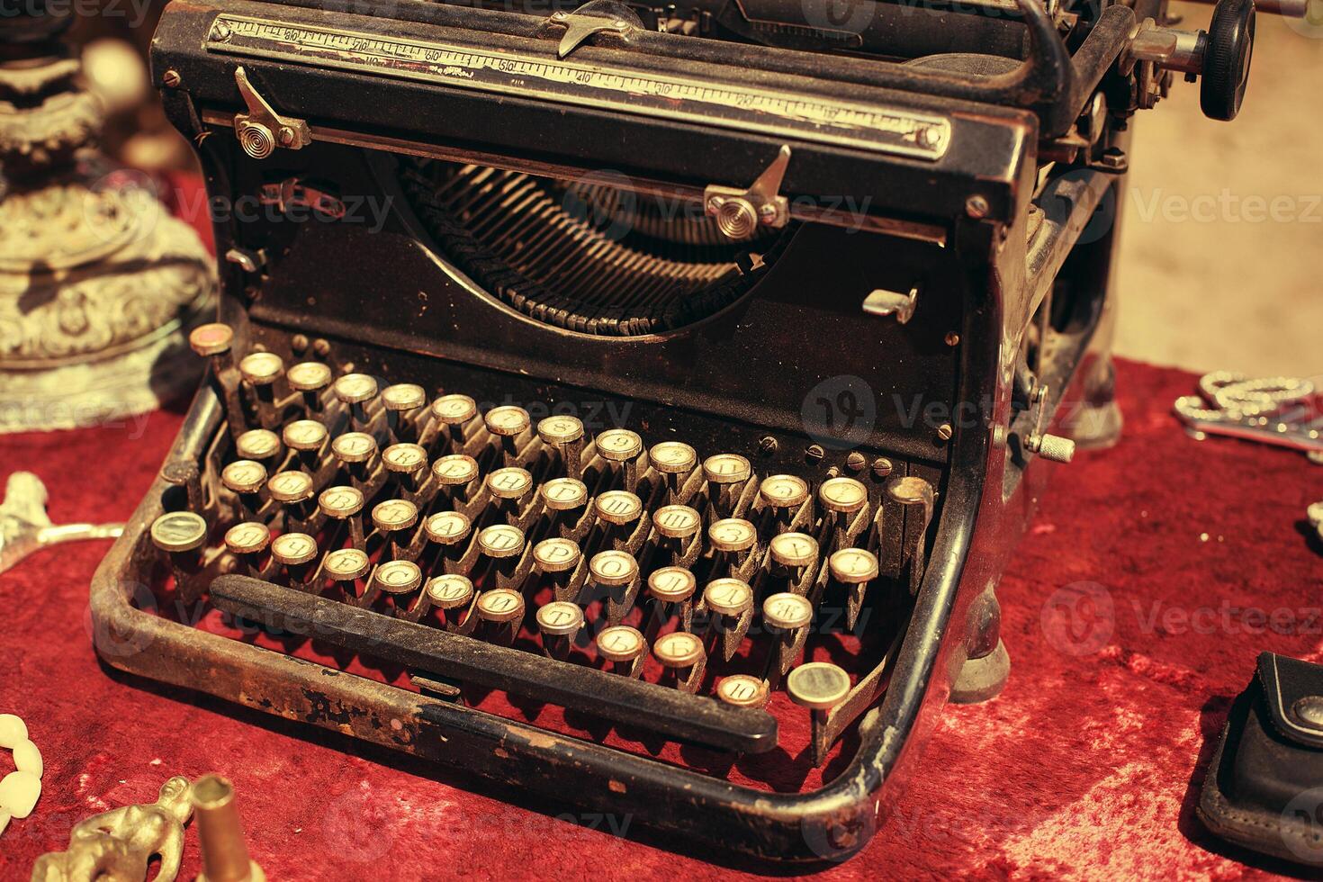 retro máquina de escribir en un rojo Manteles para rebaja a un pulga mercado foto