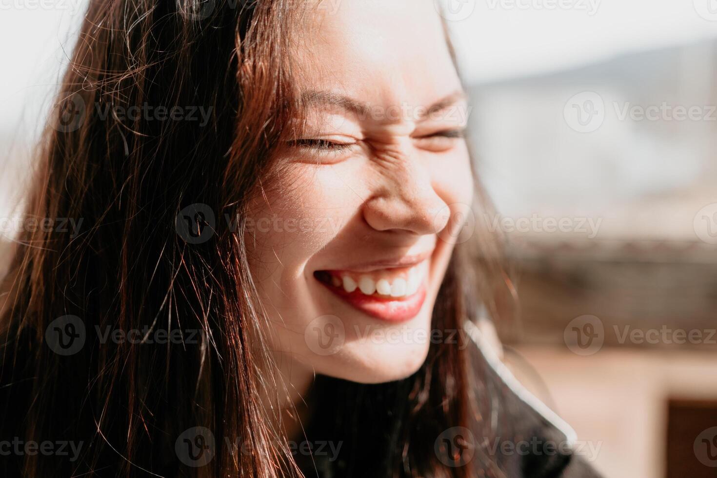 contento joven sonriente mujer con pecas al aire libre retrato. suave soleado colores. al aire libre de cerca retrato de un joven morena mujer y mirando a el cámara, posando en contra otoño naturaleza antecedentes foto