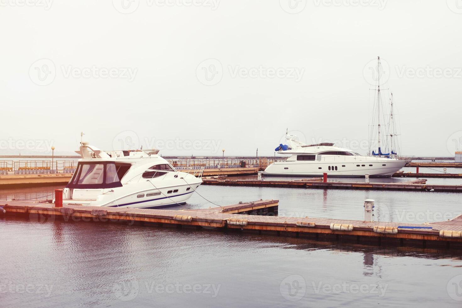 yates de lujo estacionados en una bahía en el mar foto