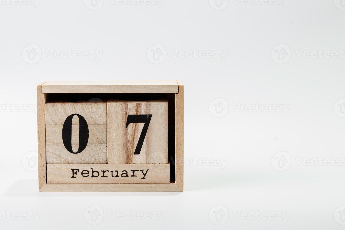 de madera calendario febrero 07 en un blanco antecedentes foto