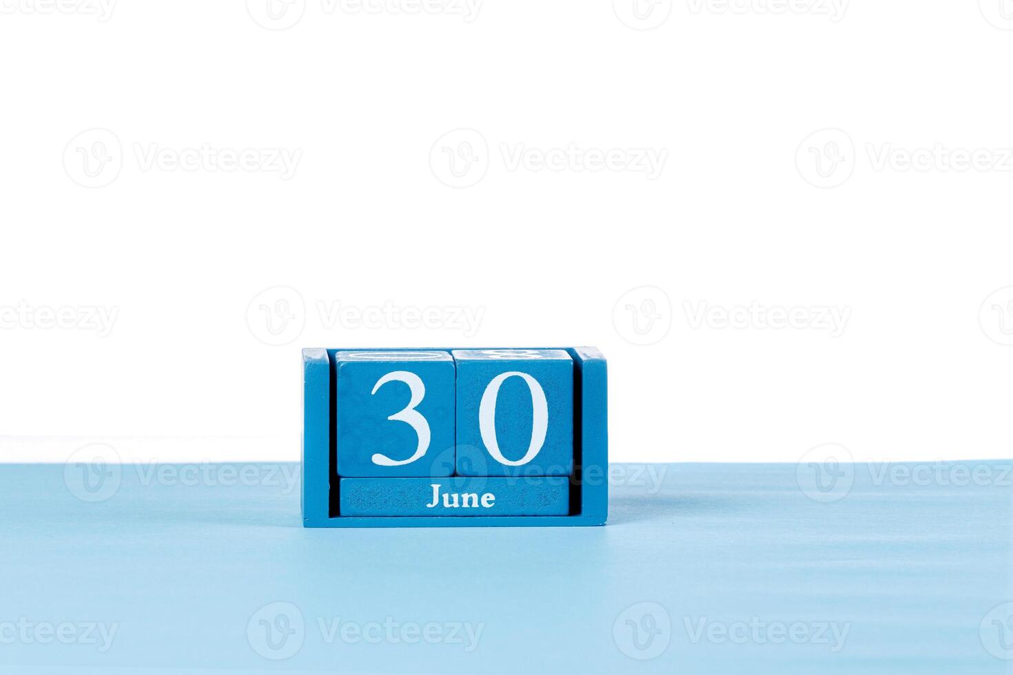 de madera calendario junio 30 en un blanco antecedentes foto