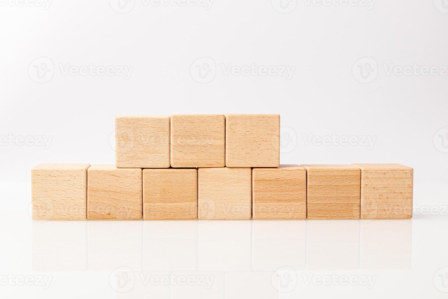de madera cubitos en un blanco antecedentes foto