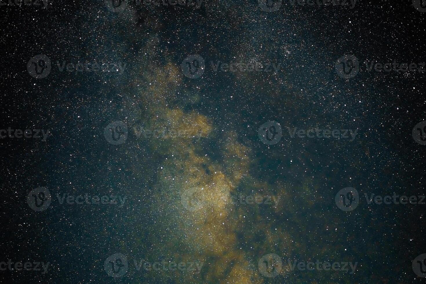 lechoso camino galaxia estrellas espacio polvo en el universo, largo exposición fotografía, con grano. foto